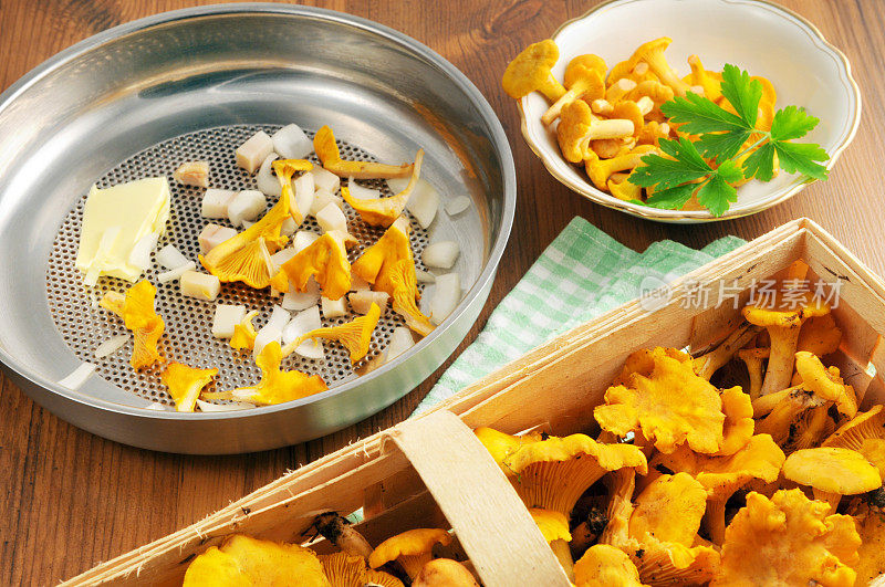 煎锅中的金鸡油菌(Cantharellus cibarius)